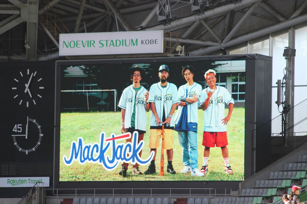 ノエスタの電光掲示板に映る、神戸在住レゲエグループ「MACK JACK」