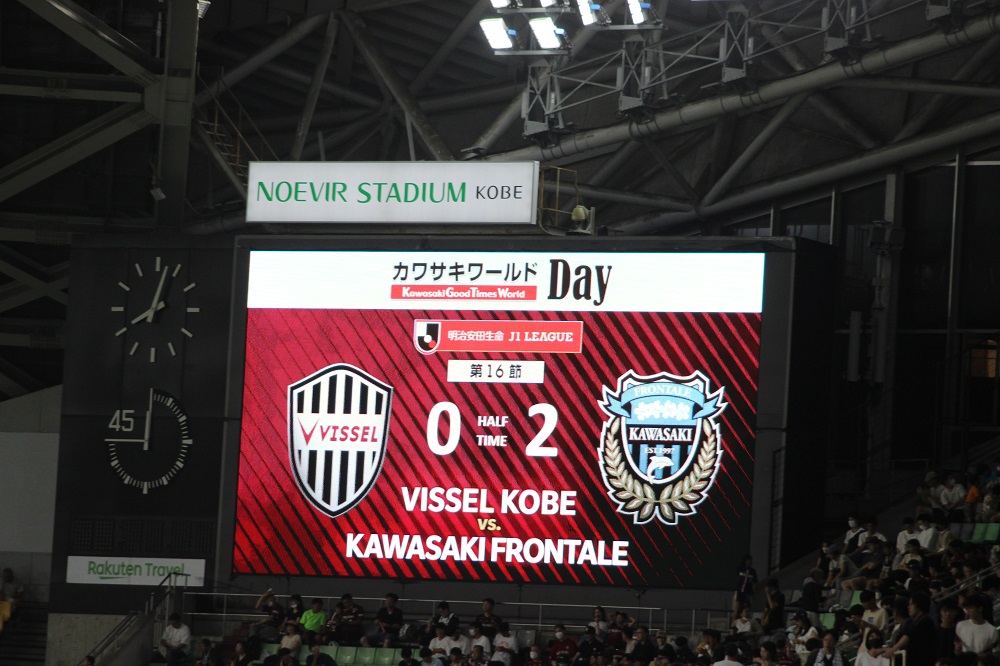 ハーフタイム中、ノエビアスタジアム神戸の電光掲示板