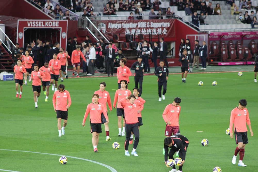 試合前アップのためにピッチ上に登場したヴィッセル神戸の選手たち