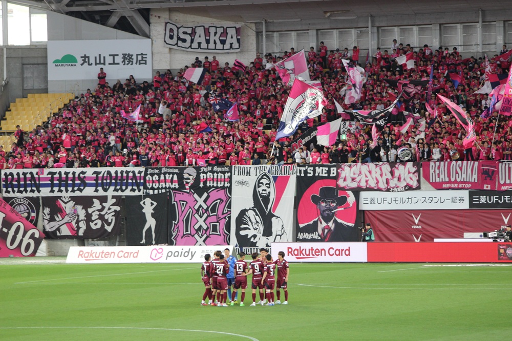 後半開始前:円陣を組もうと集まるヴィッセル神戸の選手たち