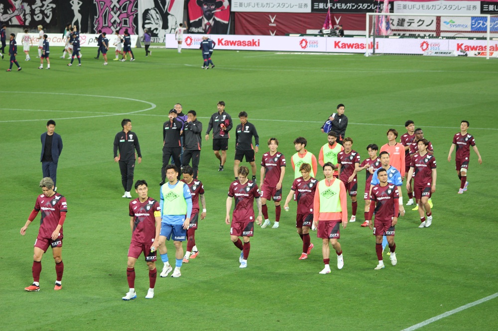 試合終了後、挨拶のためピッチを周るヴィッセル神戸の選手たち
