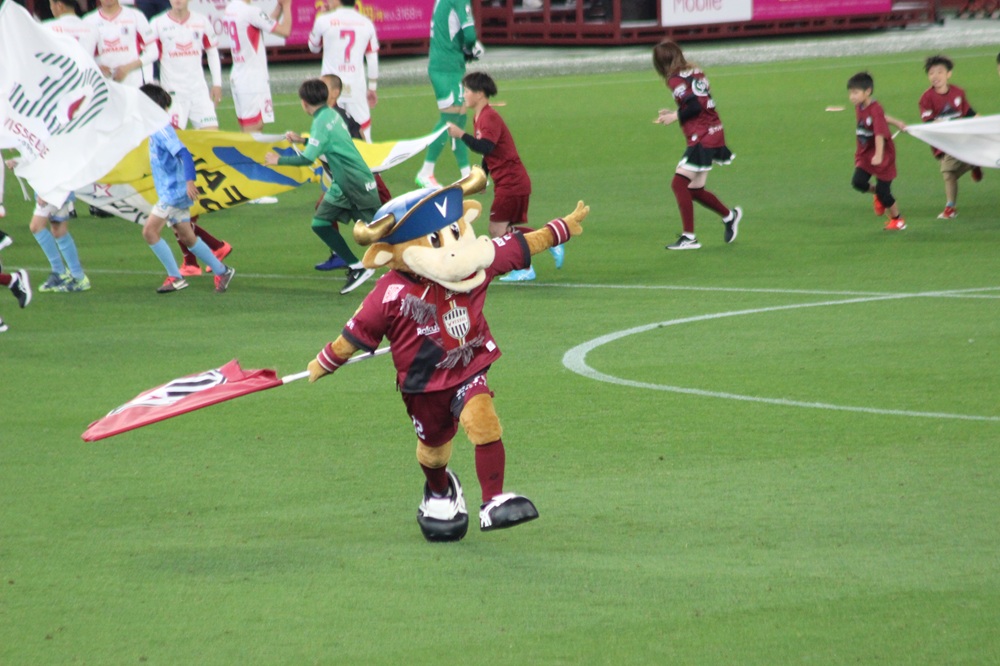 試合開始前にピッチ上を翔けるモーヴィ