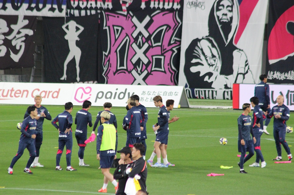 試合前アップするセレッソ大阪の選手たち