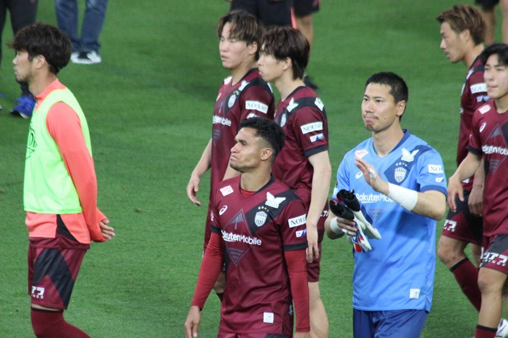 試合終了後、挨拶のためピッチを周るヴィッセル神戸の選手たち