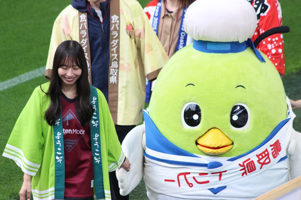 ノエビアスタジアム神戸を周るトリピー