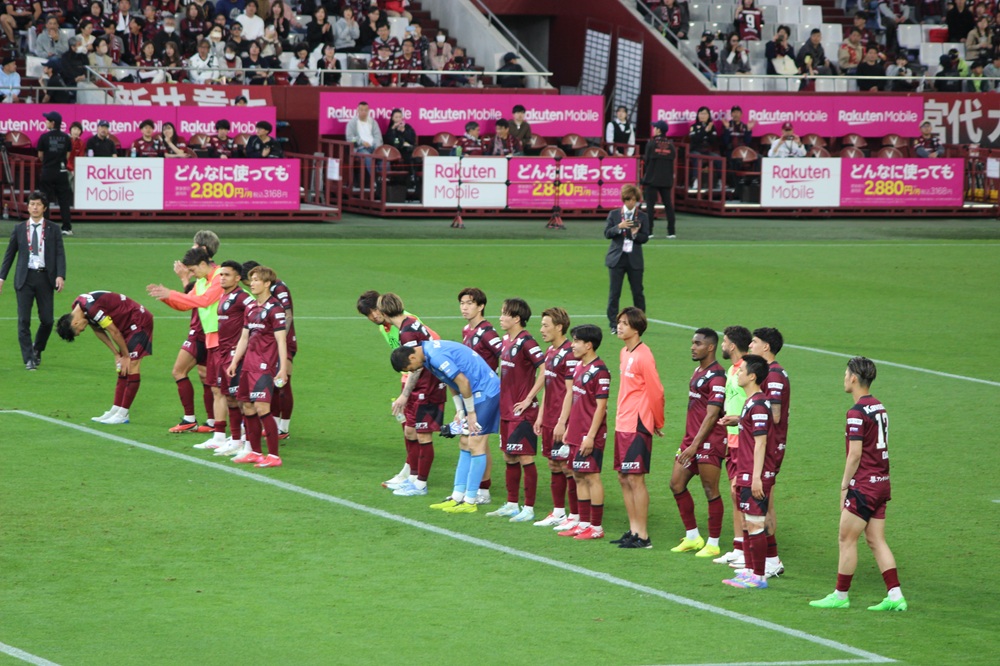 試合終了後、ゴール裏に挨拶をするヴィッセル神戸の選手たち