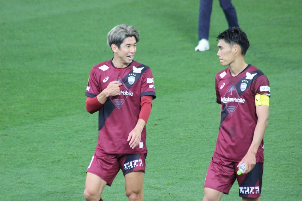 ヴィッセル神戸:スタジアムを周りながら会話を交わす大迫選手と山川選手