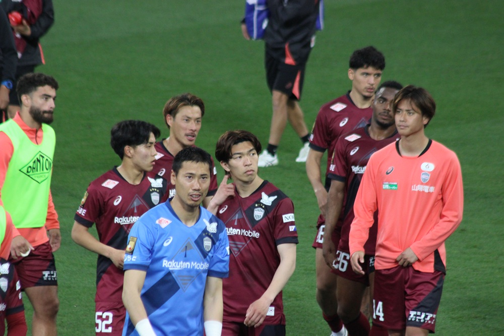 試合終了後、挨拶のためピッチを周るヴィッセル神戸の選手たち