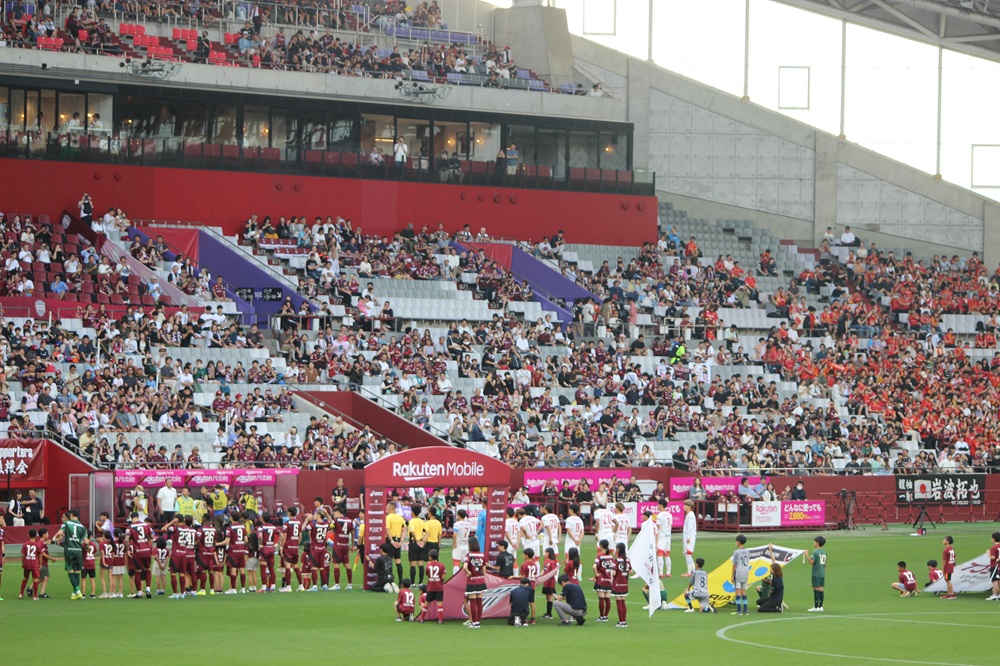 ヴィッセル神戸 VS. 名古屋グランパス戦、両チーム選手入場の様子