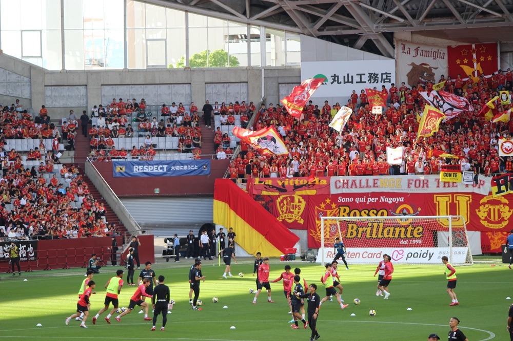 試合前アップする名古屋グランパスの選手たち