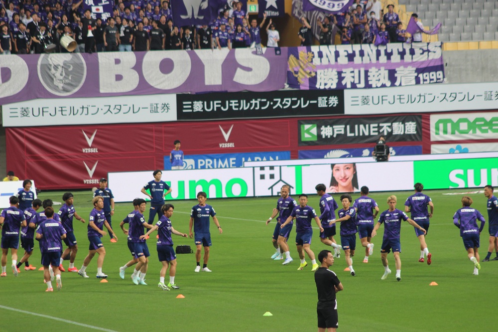 試合前アップするサンフレッチェ広島の選手たち