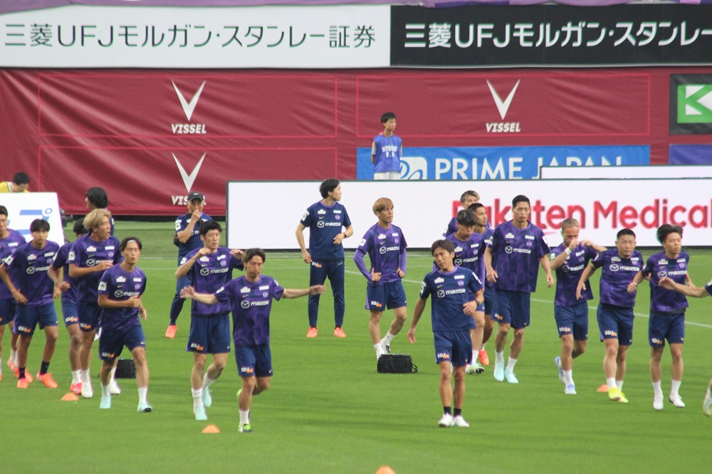 試合前アップするサンフレッチェ広島の選手たち