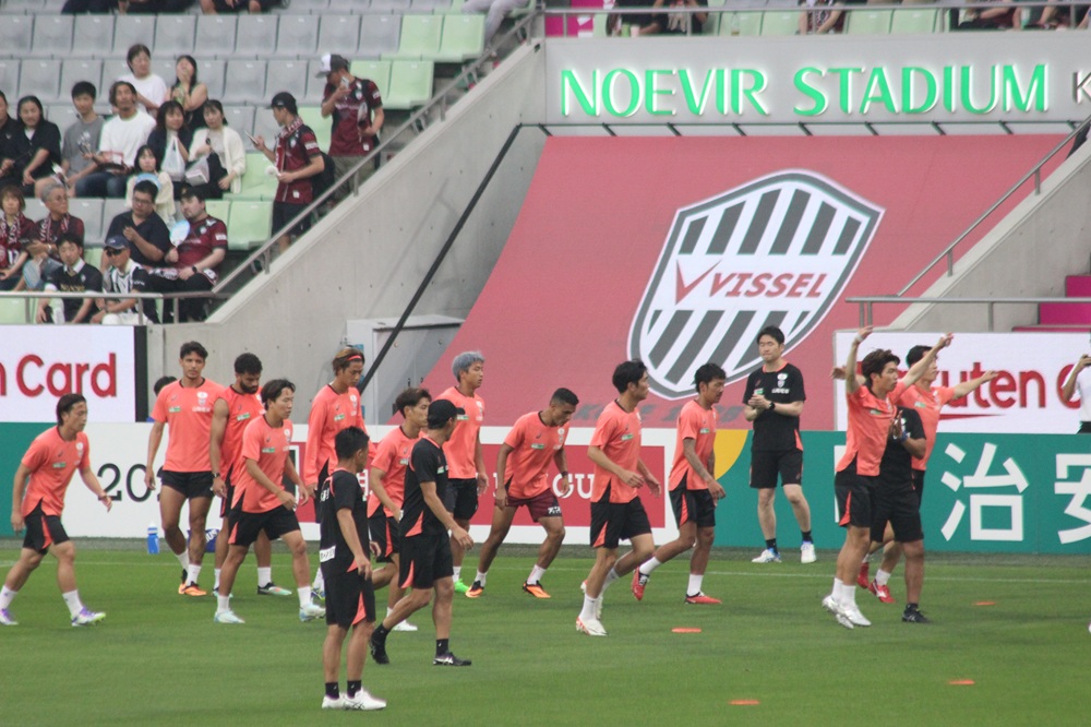 試合前アップをするヴィッセル神戸の選手たち