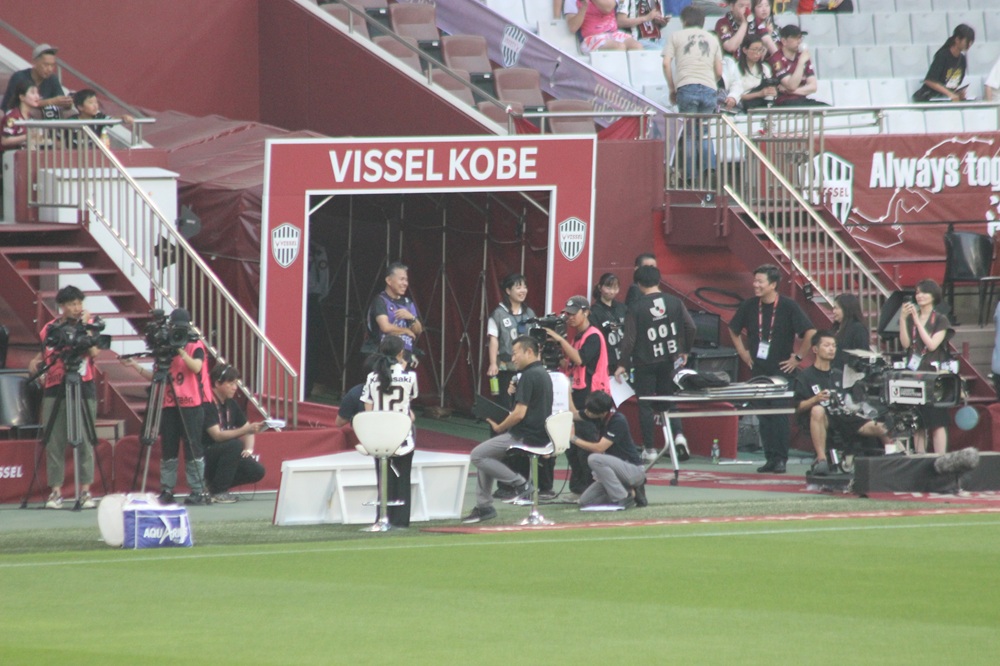 小室安未さん ピッチサイド試合前トークショーの様子
