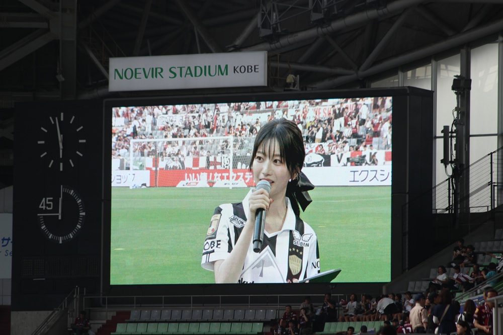 ノエビアスタジアム神戸の電光掲示板に映る小室安未さん