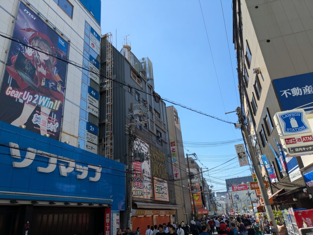 第19回日本橋ストリートフェスタ2026開幕直前、人で賑わう大阪・日本橋オタロードの街並み(ソフマップ・MSI巨大広告)