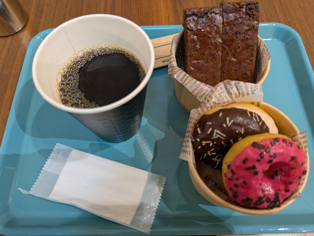 大塚国際美術館カフェ ホットコーヒーとプチドーナツ・ブラウニー