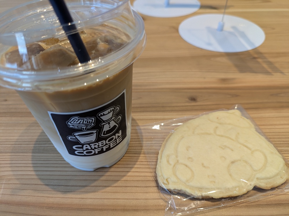 "CARBON COFFEE OSAKAのアイスカフェオレとオリジナルクッキー"