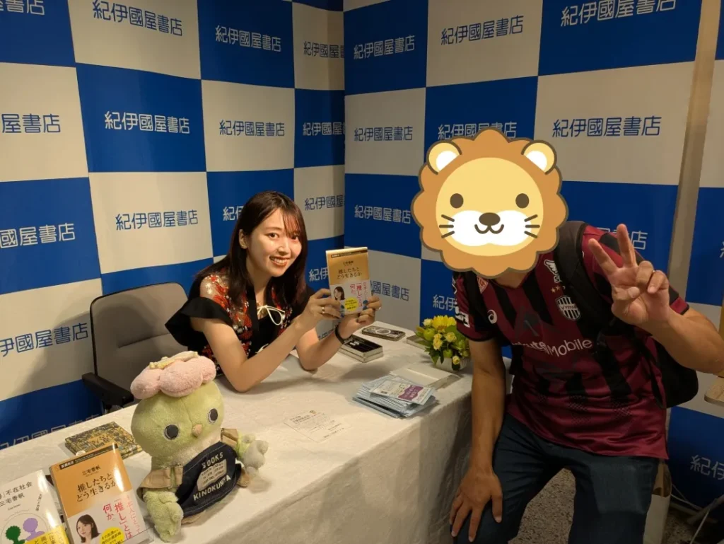 三宅香帆さんとの写真撮影の様子、サイン会会場にて撮影