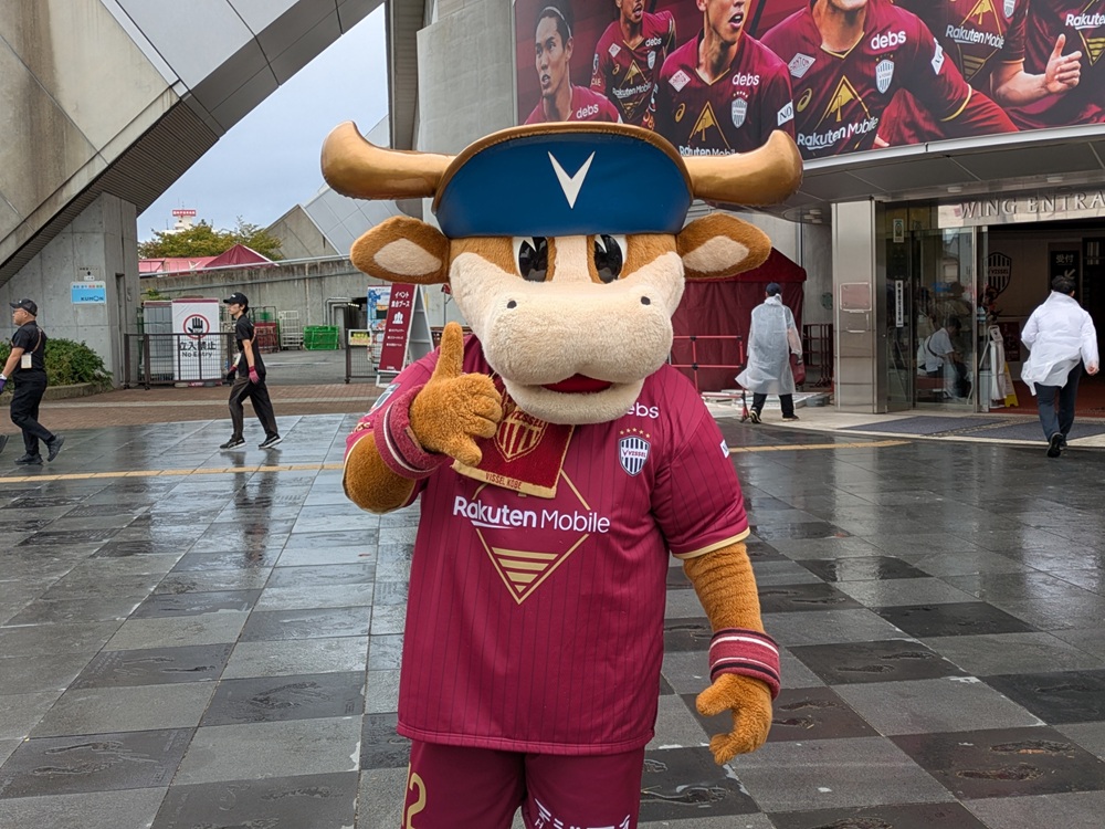 ノエスタ前でグリーティングするモーヴィ