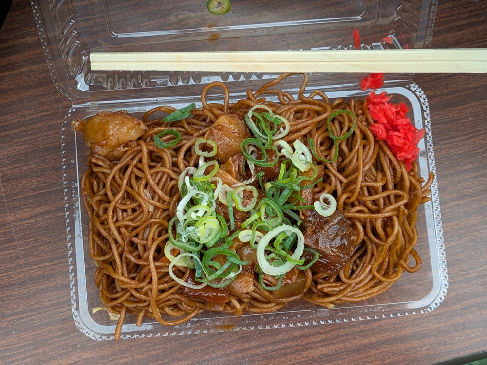 牛すじこんにゃく入りのぼっかけ焼きそば大盛り